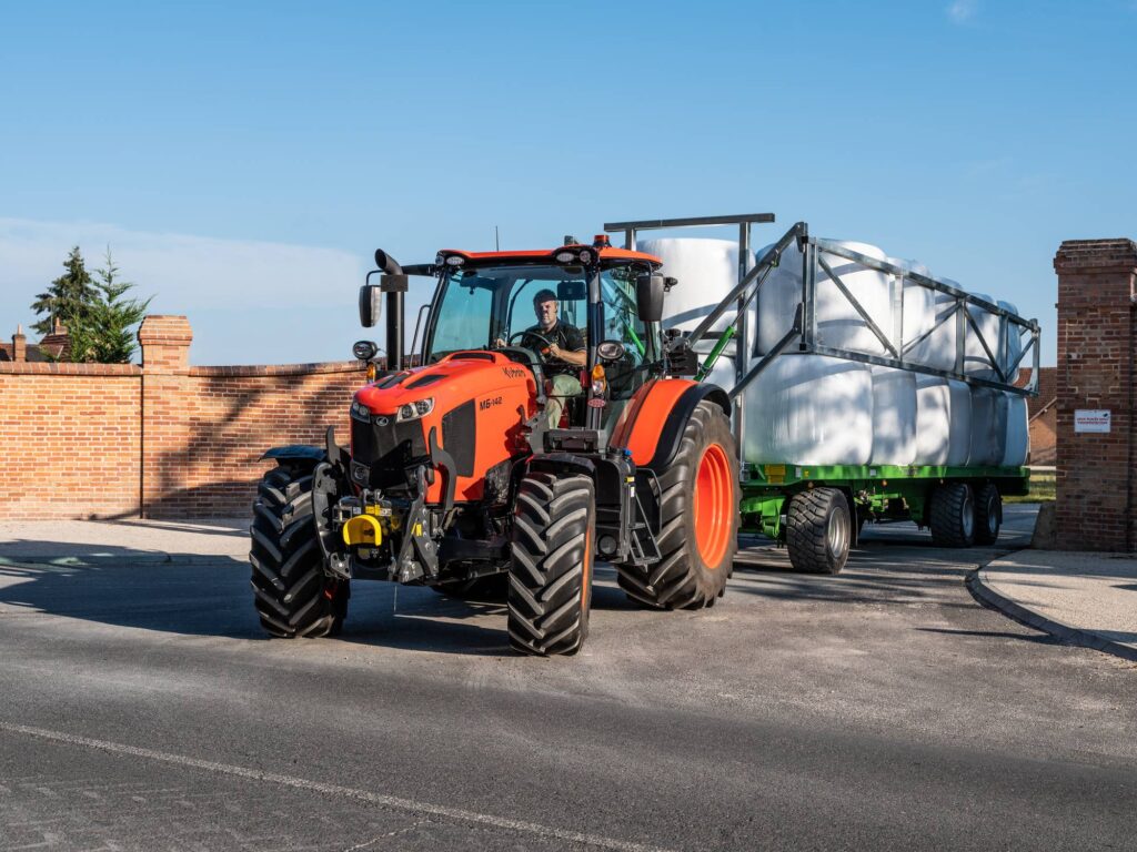 Kubota M6002 transport